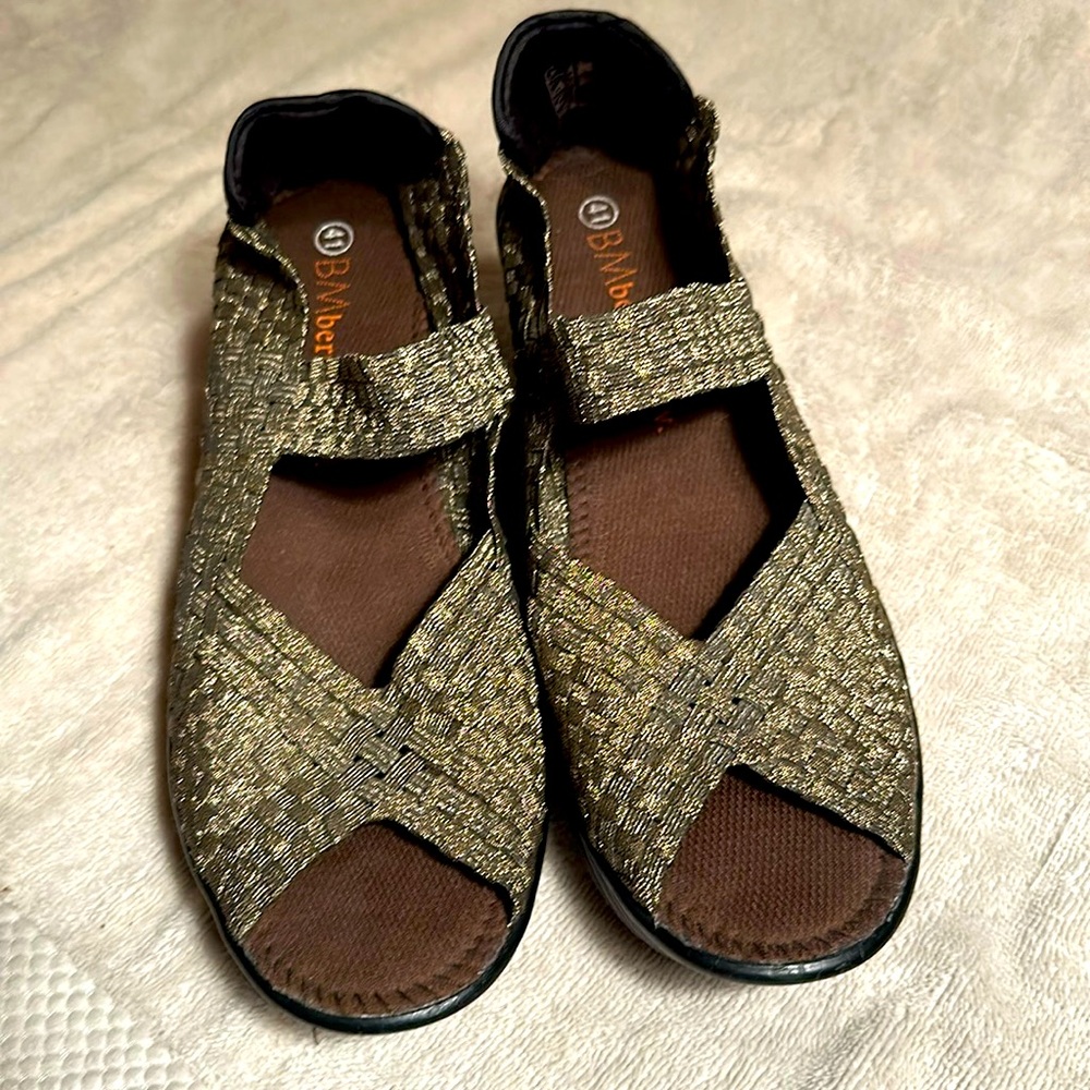 Bernie Mev bronze metallic stretchy open toe wedges W41 NWOT